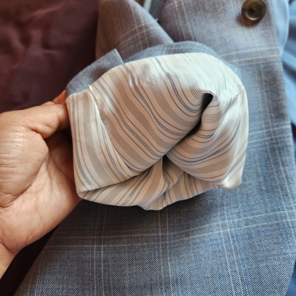 Suit - Picture 4 of 5